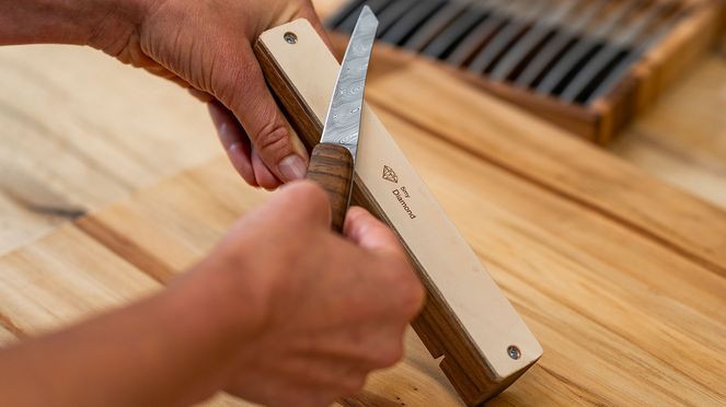 
                    knife sharpener with diamond leather also for the pocket knives with narrow blades